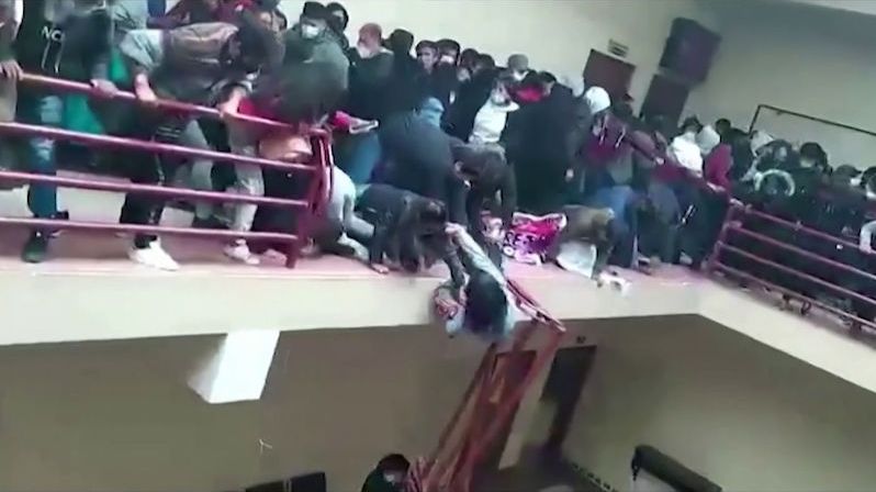 V tlačenici v Bolívii prasklo zábradlí ve 4. patře, sedm lidí zemřelo